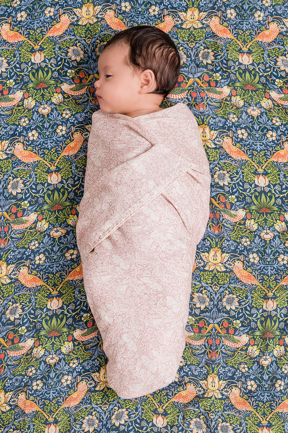 DockATot Swaddle Set Brer Rabbit / Strawberry Thief